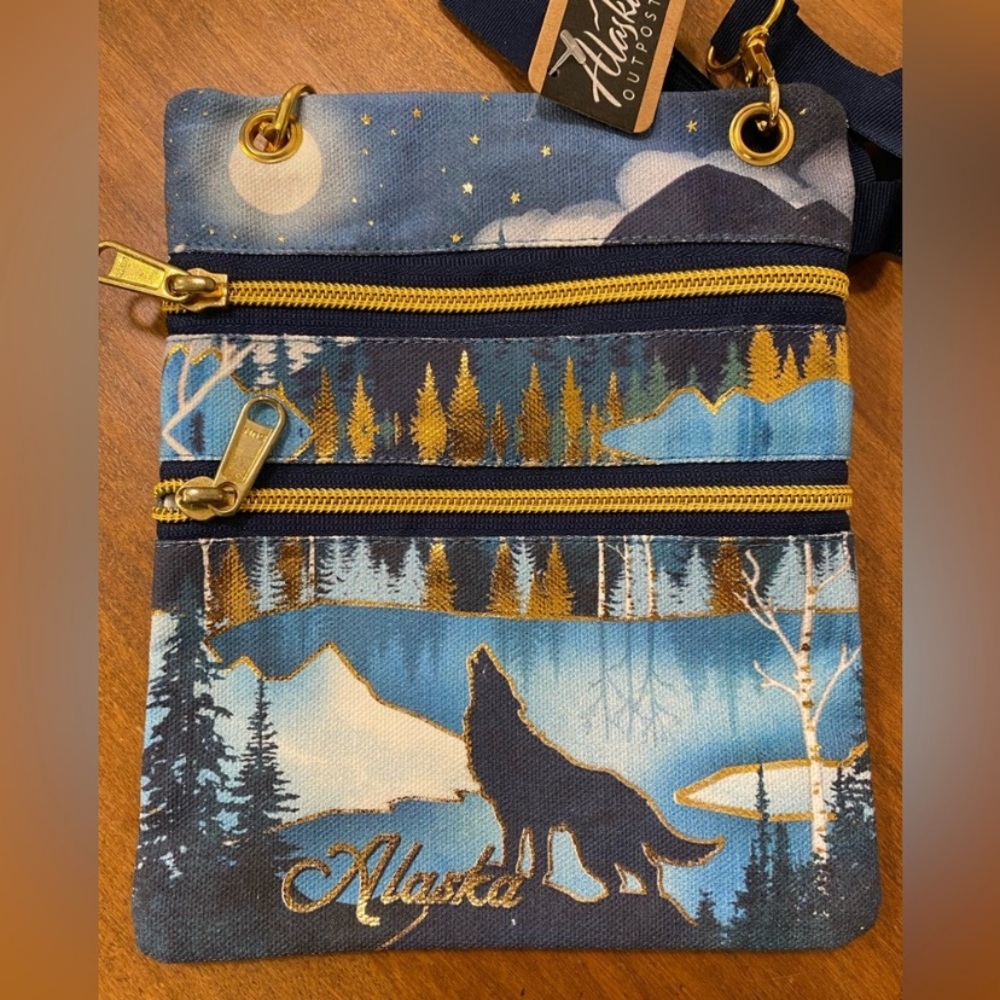 Alaska Outpost Wolf Crossbody Shoulder
Travel Bag ALASKA NWT